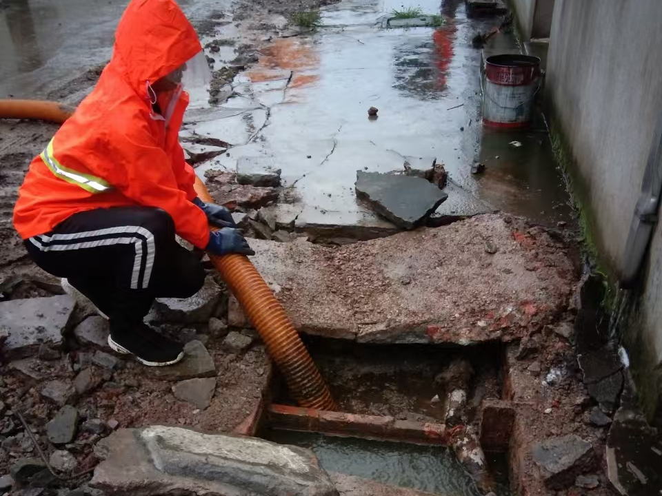 丛台专业清理污水池 炜誉市政以规范流程守护城市 “肠道”